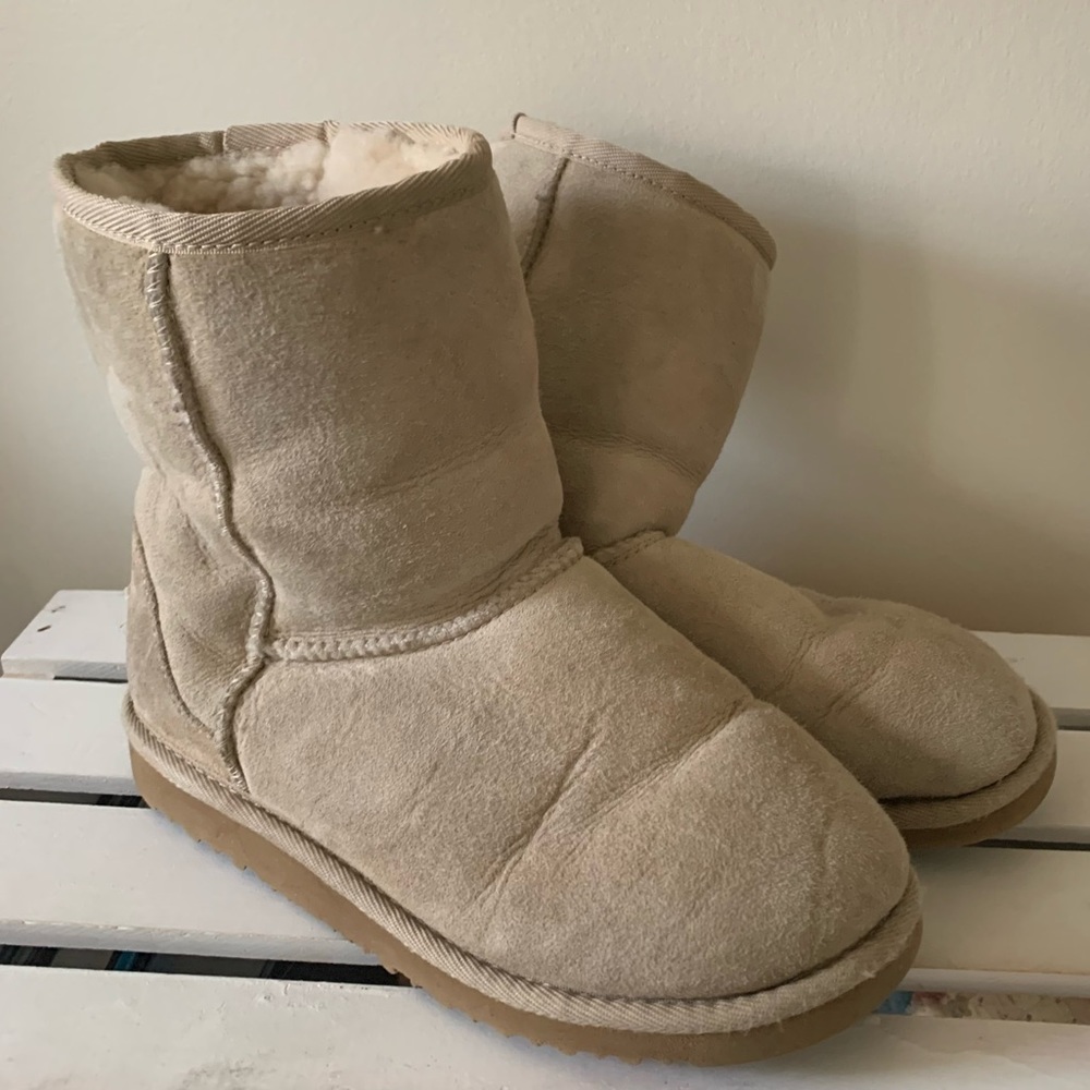 Uggs Classic Short Genuine Shearling Sheepskin Lining Boot Cream Tan Kids Size 4